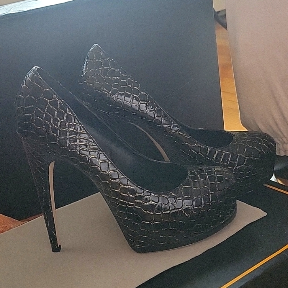 Truth & Dare by Madonna Black & Gold Croc Embossed Shoes